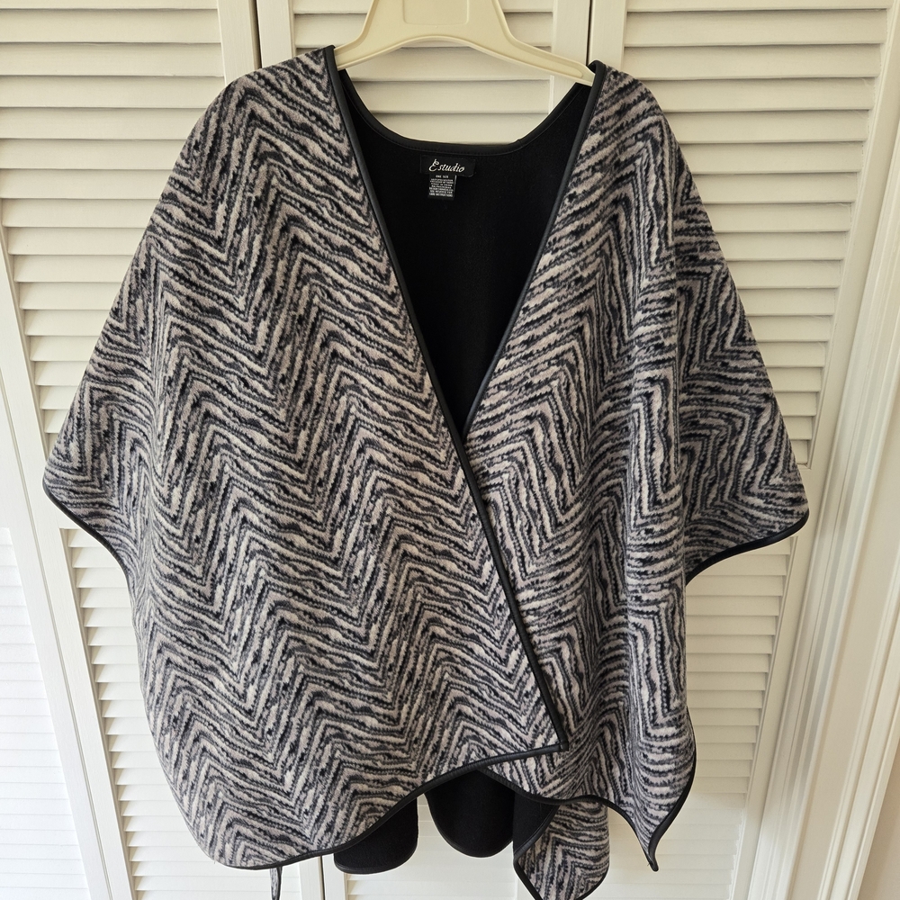 Studio Women's Chevron Black and Gray Poncho
